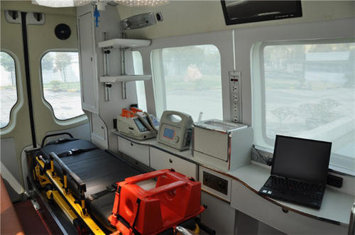 新和县救护车内部